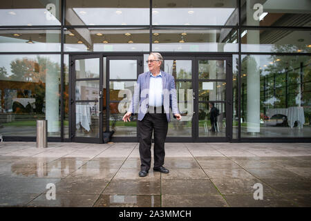 Ulm, Deutschland. 09 Okt, 2019. Chemiker Stanley Whittingham steht an einem internationalen Kongress der Batterie. Whittingham wurde der Nobelpreis für Chemie 2019 ausgezeichnet. Der diesjährige Nobelpreis in Chemie geht an die in Jena geborene US-Goodenough, Stanley Whittingham (in Großbritannien geboren) und die Japanische Yoshino für die Entwicklung von Lithium-Ionen-Batterien. Dies wurde von der Königlichen Schwedischen Akademie der Wissenschaften am 09.10.2019 in Stockholm bekannt gegeben. Quelle: dpa Picture alliance/Alamy leben Nachrichten Stockfoto