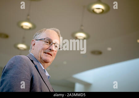 Ulm, Deutschland. 09 Okt, 2019. Chemiker Stanley Whittingham nimmt an einem internationalen Kongress der Batterie und freut sich über den Nobelpreis zu erhalten. Whittingham wurde der Nobelpreis für Chemie 2019 ausgezeichnet. Der diesjährige Nobelpreis in Chemie geht an die in Jena geborene US-Goodenough, Stanley Whittingham (in Großbritannien geboren) und die Japanische Yoshino für die Entwicklung von Lithium-Ionen-Batterien. Dies wurde von der Königlichen Schwedischen Akademie der Wissenschaften am 09.10.2019 in Stockholm bekannt gegeben. Quelle: dpa Picture alliance/Alamy leben Nachrichten Stockfoto