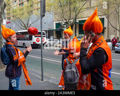 2019 Australian Football League AFL Grand Final mehr Western Sydney GWS Fans tragen orange Perücken Melbourne, Victoria, Australien. Stockfoto