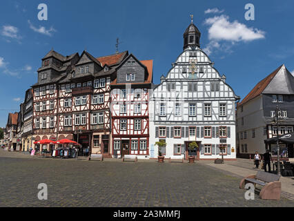 Die Menschen auf dem Marktplatz in der Altstadt von Butzbach Deutschland Stockfoto