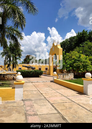 Gelbes Quadrat in Izamal Dorf. Eine magische Stadt in Mexiko Stockfoto