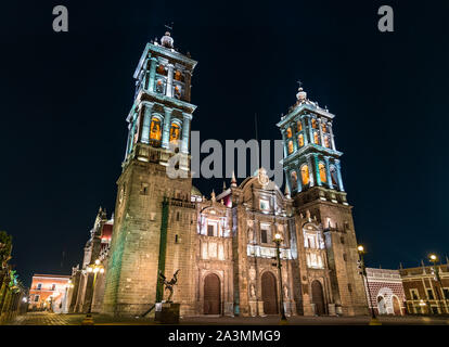 Kathedrale von Puebla in Mexiko bei Nacht Stockfoto