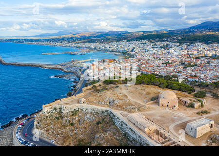 Blick auf die venezianische Burg auf dem Hügel, mit Perspektive Straße bei Sonnenuntergang Rethymno, Kreta, Griechenland Stockfoto