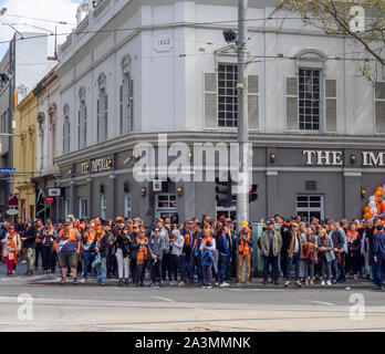 2019 Australian Football League AFL Grand Final mehr Western Sydney GWS Fans vor der Imperial Hotel Melbourne, Victoria, Australien. Stockfoto