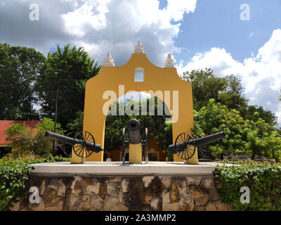 Gelbes Quadrat in Izamal Dorf. Eine magische Stadt in Mexiko Stockfoto