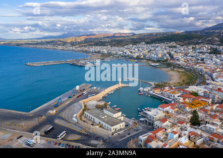 Blick auf die venezianische Burg auf dem Hügel, mit Perspektive Straße bei Sonnenuntergang Rethymno, Kreta, Griechenland Stockfoto