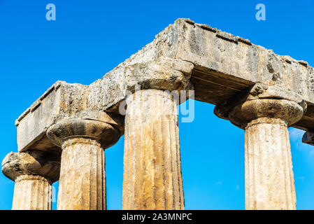Blick auf die Ruinen der Tempel des Apollo im antiken Korinth, Griechenland Stockfoto