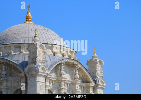 Architektonische Details der Ortakoy Moschee in Istanbul. Barocke Moscheen in Istanbul. Stockfoto