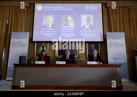 Stockholm, Schweden. 9. Okt., 2019. Goran Hansson (C), Generalsekretär der Königlich Schwedischen Akademie der Wissenschaften, verkündet die 2019 Nobelpreis für Chemie in Stockholm, Schweden, 9 Oktober, 2019. Die 2019 Nobelpreis für Chemie ist an drei Wissenschaftler vergeben, die Königlich Schwedische Akademie der Wissenschaften am Mittwoch angekündigt. Die 2019 Nobelpreis für Chemie wurde John B. Goodenough, M. Stanley Whittingham und Akira Yoshino' für die Entwicklung von Lithium-Ionen-Batterien ausgezeichnet." Quelle: Zheng Huansong/Xinhua/Alamy leben Nachrichten Stockfoto