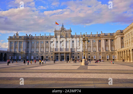 MADRID, Spanien - 24. SEPTEMBER 2019: Royal Palace von Madrid Spanien, Blick von der Plaza de la Armeria. Stockfoto