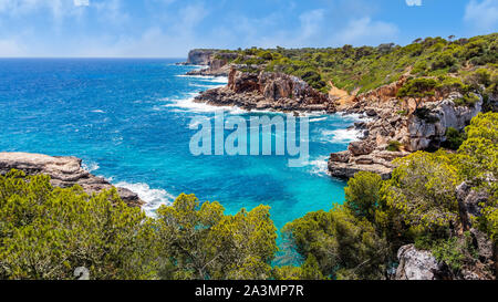 Panorama vom schönen Strand und Bucht mit türkisblauem Meer Wasser, Cala des Moro, Santanyi, Mallorca, Spanien Stockfoto