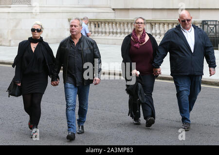 Die Familie von Harry Dunn, Mutter Charlotte Charles (links) und Vater Tim Dunn (rechts) mit ihren Partnern, kommen an das Außenministerium in London, wo sie sich treffen Außenminister Dominic Raab. Der 19-jährige Harry wurde getötet, als sein Motorrad in ein Auto am 27. August abgestürzt. Der Tatverdaechtige im Fall, 42-Jährige Anne Sacoolas, diplomatische Immunität nach dem Crash gewährt wurde, aber Ministerpräsident Boris Johnson, Herr Raab und Northamptonshire Polizei gebeten, die uns für den Verzicht. Stockfoto