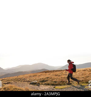 Frau wandern von Dale Kopf zum honister Pass im Lake District. Stockfoto