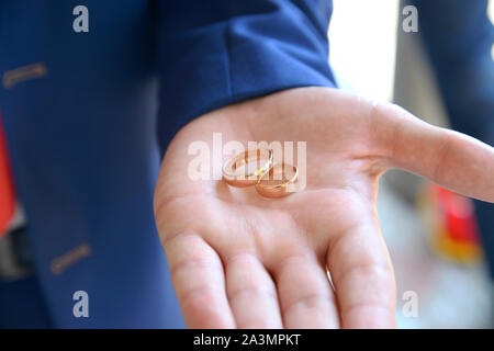 Gold Trauringe auf eine männliche Hand Stockfoto