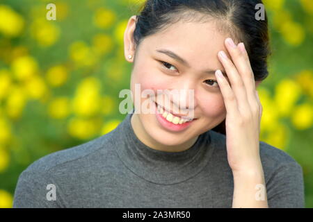 Eine attraktive Filipina erwachsene Frau Wundern, Stockfoto