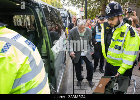 London, Großbritannien. 9. Oktober, 2019. John lynes, eine 91-jährige Klima Aktivist aus Aussterben Rebellion ist festgehalten durch Polizeibeamte mit Abschnitt 14 der öffentlichen Ordnung von 1986 nach dem Blockieren Whitehall am dritten Tag der Internationalen Rebellion Proteste eine Erklärung der Regierung, ein Klima und ökologische Not zu verlangen, die Verpflichtung, den Verlust der biologischen Vielfalt aufzuhalten und net Keine Co2-Emissionen bis 2025 und für die Regierung zu erstellen und durch die Entscheidungen der Bürger" auf Klima und ökologische Gerechtigkeit geführt werden. Credit: Mark Kerrison/Alamy leben Nachrichten Stockfoto