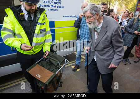 London, Großbritannien. 9. Oktober, 2019. John lynes, eine 91-jährige Klima Aktivist aus Aussterben Rebellion ist festgehalten durch Polizeibeamte mit Abschnitt 14 der öffentlichen Ordnung von 1986 nach dem Blockieren Whitehall am dritten Tag der Internationalen Rebellion Proteste eine Erklärung der Regierung, ein Klima und ökologische Not zu verlangen, die Verpflichtung, den Verlust der biologischen Vielfalt aufzuhalten und net Keine Co2-Emissionen bis 2025 und für die Regierung zu erstellen und durch die Entscheidungen der Bürger" auf Klima und ökologische Gerechtigkeit geführt werden. Credit: Mark Kerrison/Alamy leben Nachrichten Stockfoto