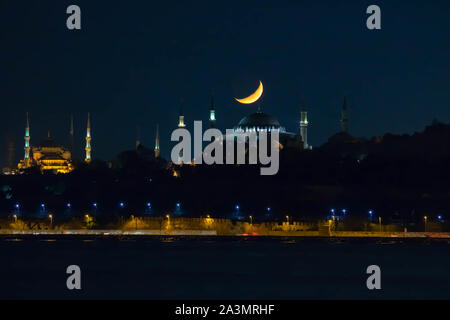 Hagia Sophia und Halbmond bei Nacht in Istanbul. Ramadan, kandil, iftar, Laylat-al-qadr, eid mubarak Stockfoto