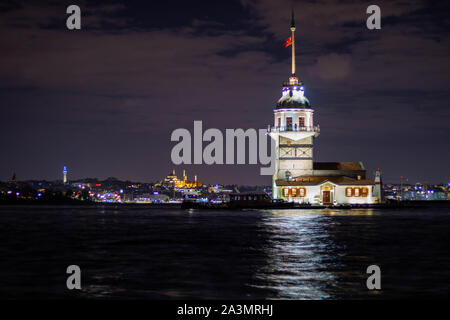 Jungfernturm (auch bekannt als Kiz Kulesi) in Istanbul bei Nacht Stockfoto
