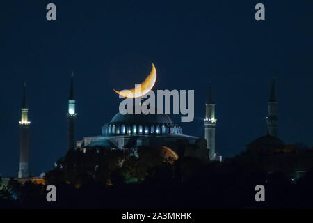 Hagia Sophia und Halbmond bei Nacht in Istanbul. Ramadan, kandil, iftar, Laylat-al-qadr, eid mubarak Stockfoto