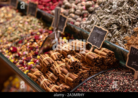 Gewürze auf dem Stand im Spice Bazaar in Istanbul Stockfoto
