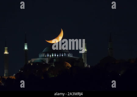 Hagia Sophia und Halbmond bei Nacht in Istanbul. Ramadan, kandil, iftar, Laylat-al-qadr, eid mubarak Stockfoto