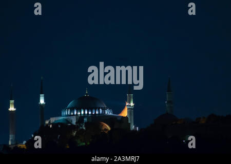 Hagia Sophia und Halbmond bei Nacht in Istanbul. Ramadan, kandil, iftar, Laylat-al-qadr, eid mubarak Stockfoto