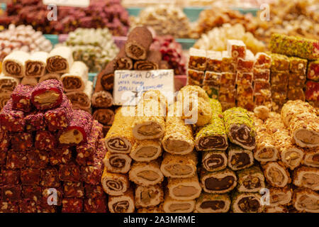 Türkische Süßigkeiten auf dem Stand im Gewürzbasar Stockfoto