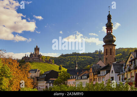 Blick auf die Kirche St. Martin und die so genannte Reichsburg, dem Wahrzeichen von Cochem in Deutschland Stockfoto