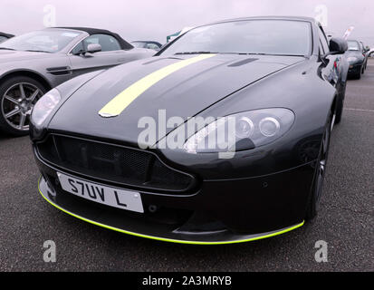 Vorderansicht eines wandelbaren, Aston Martin Vantage S Roadster, die auf der 2019 Silverstone Classic Stockfoto