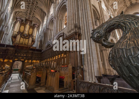 Vollständige Ansicht der Norwich Cathedral schöne Fenster aus buntem Glas. Stockfoto