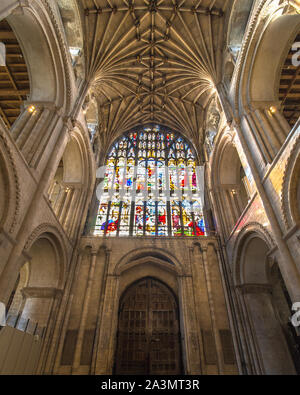 Vollständige Ansicht der Norwich Cathedral schöne Fenster aus buntem Glas. Stockfoto