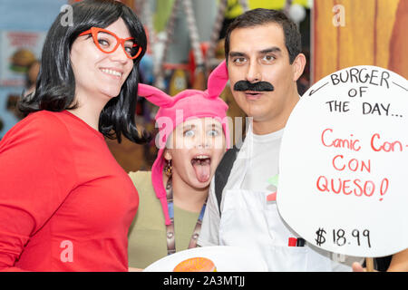 New York, New York - Oktober 6, 2019: Familie der Cosplayer gekleidet, wie Bob's Burger Zeichen während der New York Comic. Stockfoto