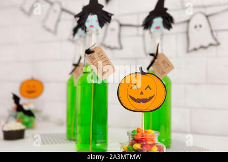 Halloween gift Getränke mit Hexen Köpfe auf Loft-stil Hintergrund Stockfoto