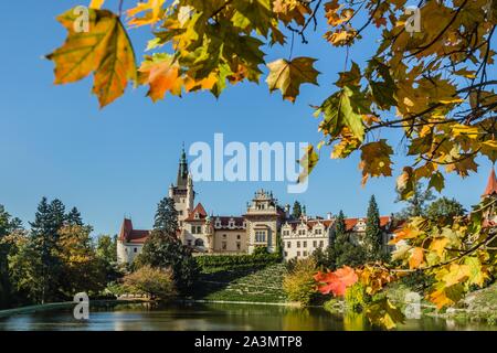 Prag, tschechische Republik - 7. Oktober 2019: Szenische Ansicht der berühmten romantischen Schloss über den See steht auf dem grünen Hügel in einem Park. Sonnigen Herbsttag. Stockfoto