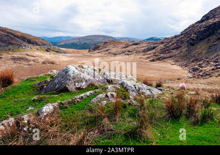 Fahren über Molls Gap, County Kerry, Irland Stockfoto