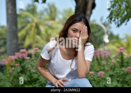Eine erwachsene Frau beschämt Minderheit Stockfoto