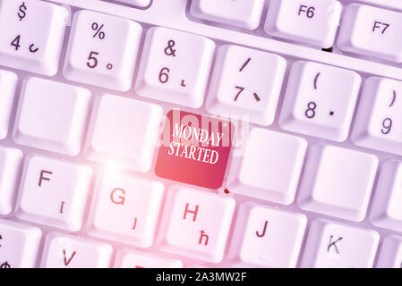 Text Zeichen angezeigt Montag begonnen. Business Foto Text immer bereit für neue Woche Rest ist über ermöglicht Arbeiten weiß PC-Tastatur mit leeren Papier beginnen Stockfoto