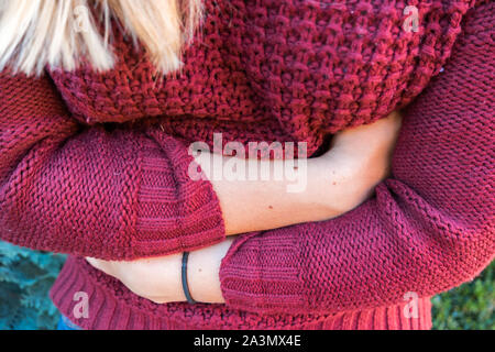 Bauchschmerzen bei einer Frau Stockfoto