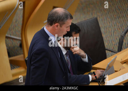 Edinburgh, Großbritannien. 3. Oktober 2019. Im Bild: (L-R) Michael Matheson MSP-Kabinett Staatssekretär für Verkehr, Transport, Infrastruktur und Konnektivität; Humza Yousaf MSP-Kabinettsminister für Gerechtigkeit. Credit: Colin Fisher/Alamy leben Nachrichten Stockfoto