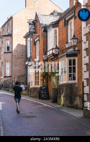 Altes Rathaus Gewölben, einem Gebäude aus dem 19. Jahrhundert Red brick House, jetzt ein Joule Pub; Whitchurch, Shropshire, Großbritannien Stockfoto