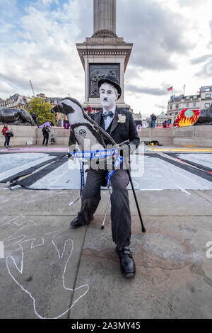 London, Großbritannien. 09 Okt, 2019. "Charlie Chaplin" Proteste für die pinguine - Der dritte Tag der Ausrottung Rebellion Oktober Aktion die Straßen in Central London blockiert hat. Sie sind einmal hervorheben, das Klima, mit der Zeit den Planeten vor einer Klimakatastrophe zu speichern. Dies ist Teil der laufenden ER und andere Proteste zu handeln, die von der britischen Regierung auf die "klimakrise" verlangen. Die Aktion ist Teil einer international koordinierten protestieren. Credit: Guy Bell/Alamy leben Nachrichten Stockfoto