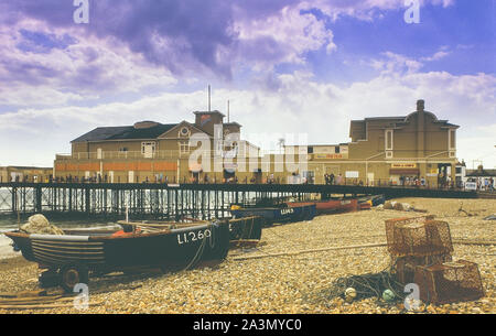 Strände Fischerboote, Chichester, West Sussex, England, UK. Ca. 80er Stockfoto