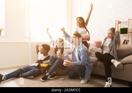 Jugendlich Fußball Fans für Lieblingsmannschaft Stockfoto