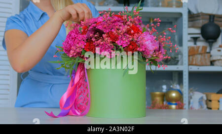 Professionelle Floristen mit Blumenstrauß im Studio Stockfoto