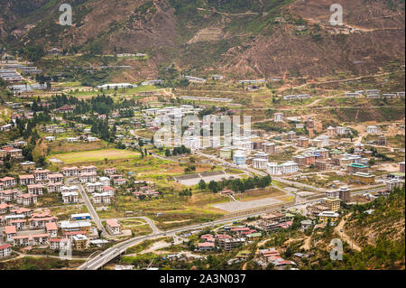 Luftaufnahme von Bhutan Hauptstadt Thimphu mit traditioneller Architektur. Stockfoto