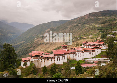 Bumthang, Bhutan, 06. November 2011: Blick auf die majestätischen Trongsa Dzong mit Gebirge im Hintergrund. Stockfoto