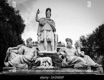 Scupltures von Fontana della Dea Roma oder der Brunnen der Göttin Rom auf der Piazza del Popolo in Rom, Italien Stockfoto