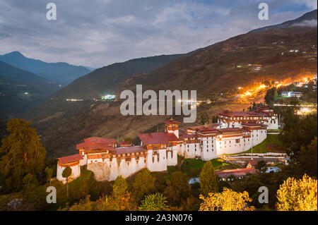 Bumthang, Bhutan, 06. November 2011: Nachtansicht der majestätischen Trongsa Dzong mit Gebirge im Hintergrund. Stockfoto