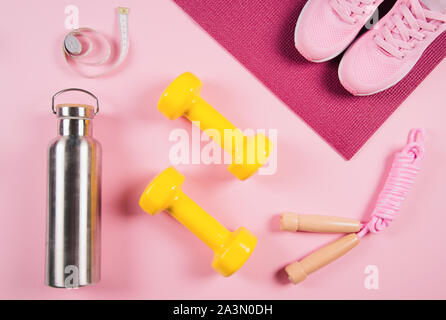 Flach Schuß von Sneakers auf orangem Hintergrund. Stockfoto